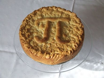 640px-Apple_pie_Pi_Day_2011
